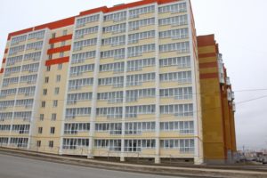 фасад десятиэтажного дома может быть из разных материалов